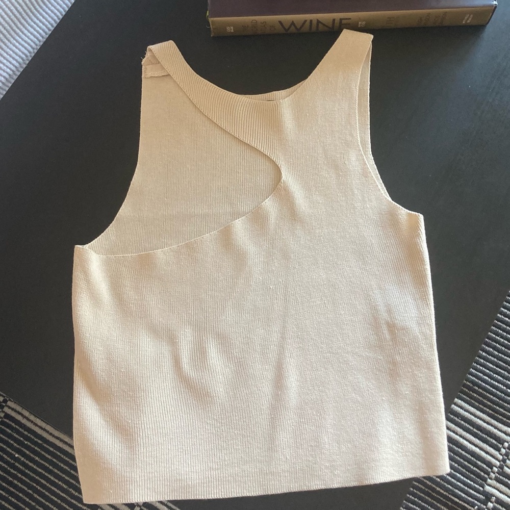 Asymmetric Cut Rib-Knit Tank Top - Picture 3 of 4